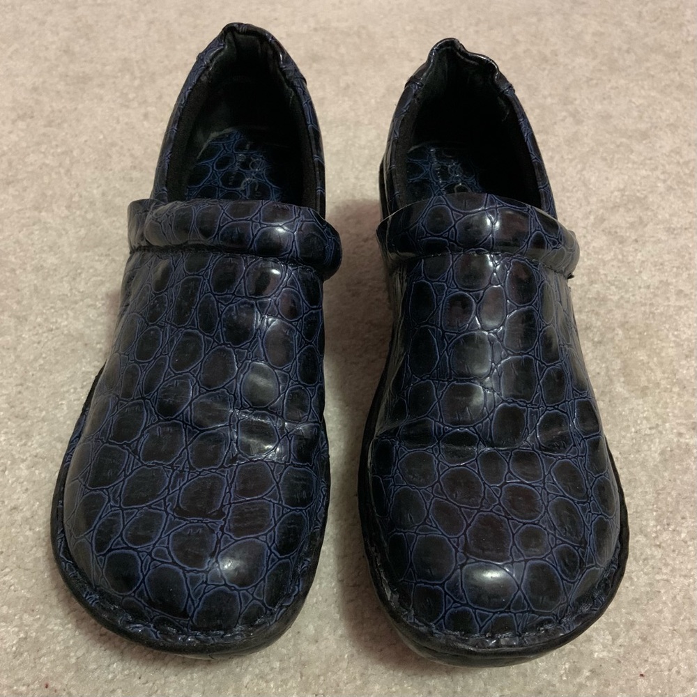 Croc Print Clogs - Picture 2 of 8